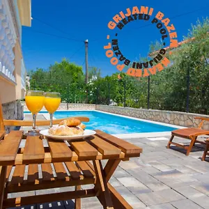 Pansion Tina Apartment